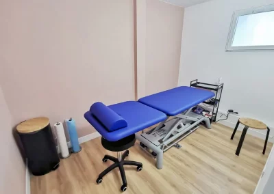Une table de massage bleue pour les patients
