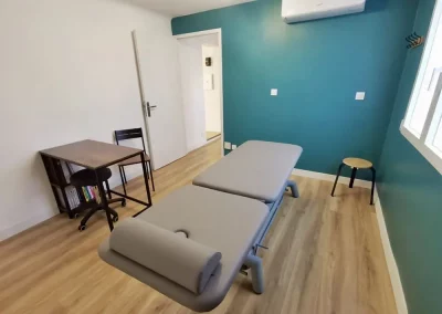 Une table de massage grise pour les patients