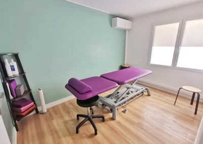 Une table de massage rose pour les patients